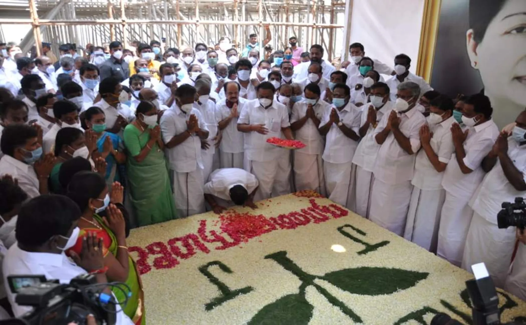 eps and ops goes to chennai merina mgr and jayalitha memorial 